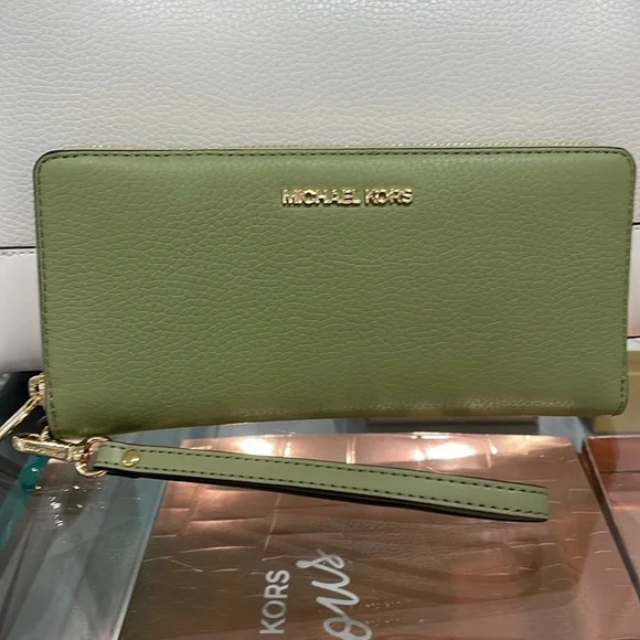 MICHAEL KORS
Leather Continental Wristlet Phone Case Wallet
Light Sage
NWT - Picture 1 of 16